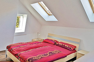 Schlafzimmer mit Doppelbett