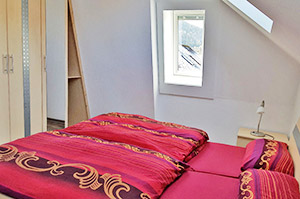 Schlafzimmer mit Doppelbett
