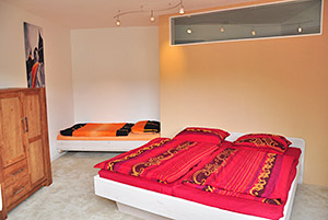 komfortables Schlafzimmer mit "Kingsize Bed"