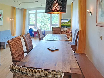 Wohnung Panorama: Wohn- und Essbereich mit großem Esstisch