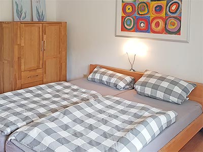 Wohnung Panorama: Zweites Schlafzimmer mit Doppelbett