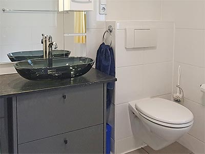 Wohnung Panorama: Bad mit Badewanne, Dusche und WC