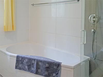 Wohnung Panorama: Bad mit Badewanne, Dusche und WC