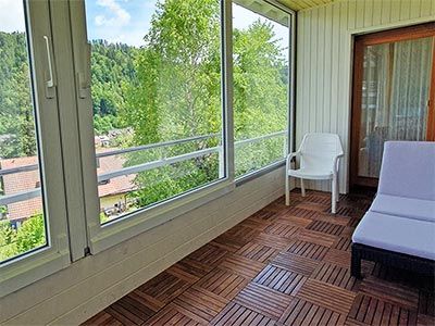 Wohnung Panorama: Verglaster Balkon mit herrlichem Ausblick auf Todtmoos