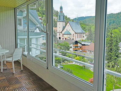 Wohnung Panorama: Verglaster Balkon mit herrlichem Ausblick auf Todtmoos