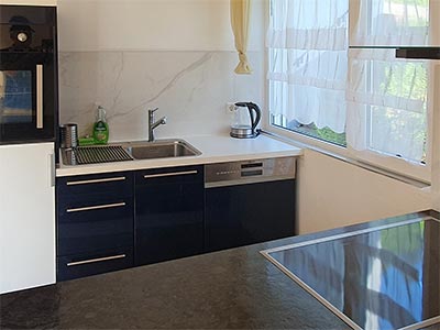 Wohnung Park: Wohnbereich mit voll ausgestatteter Küche