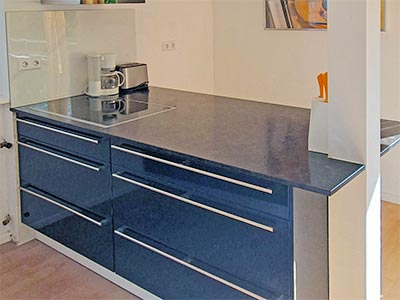 Wohnung Park: Wohnbereich mit voll ausgestatteter Küche