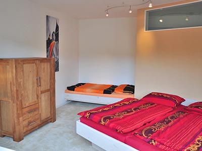 Wohnung Park: Schlafzimmer mit Doppelbett und Einzelbett