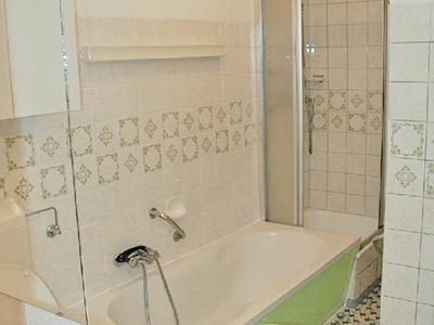 Wohnung Park: Bad mit Badewanne, Dusche und WC
