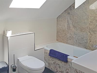 Wohnung Sunnyside: Bad mit Badewanne und WC