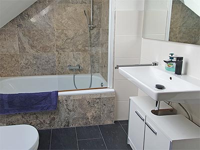 Wohnung Sunnyside: Bad mit Badewanne und WC